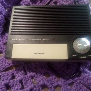 Realistic weather radio alert. Serial number I A8-1743. Very good condition.